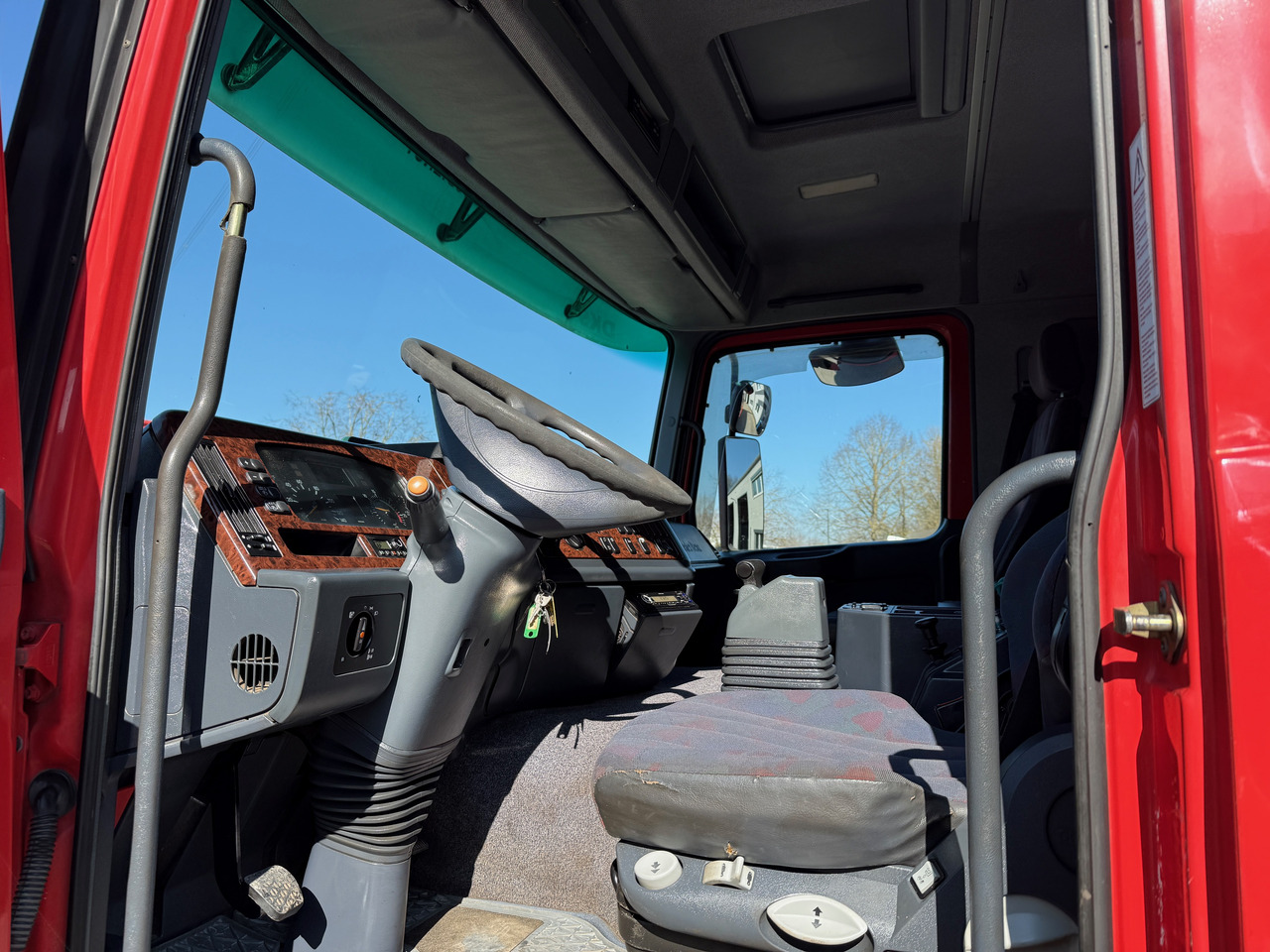 Interior photo 1: Kamion Mercedes-Benz 2540 Actros MP1 Baumaschinentrnasporter