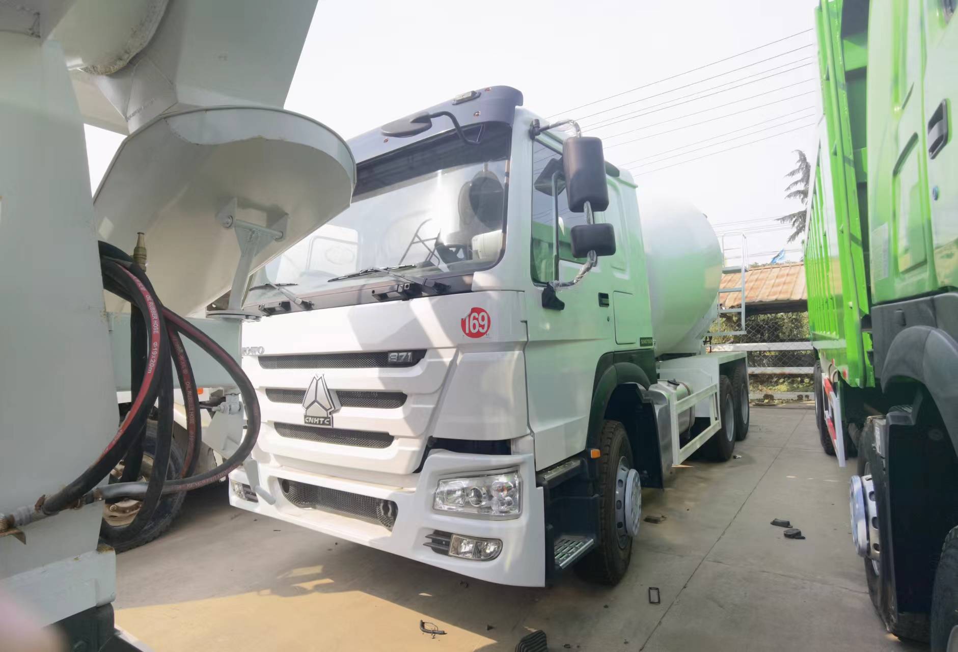 Sinotruk HOWO 371 6*4 Concrete mixer truck - Mikser za beton: slika 2 Sinotruk HOWO 371 6*4 Concrete mixer truck - Mikser za beton: slika 2