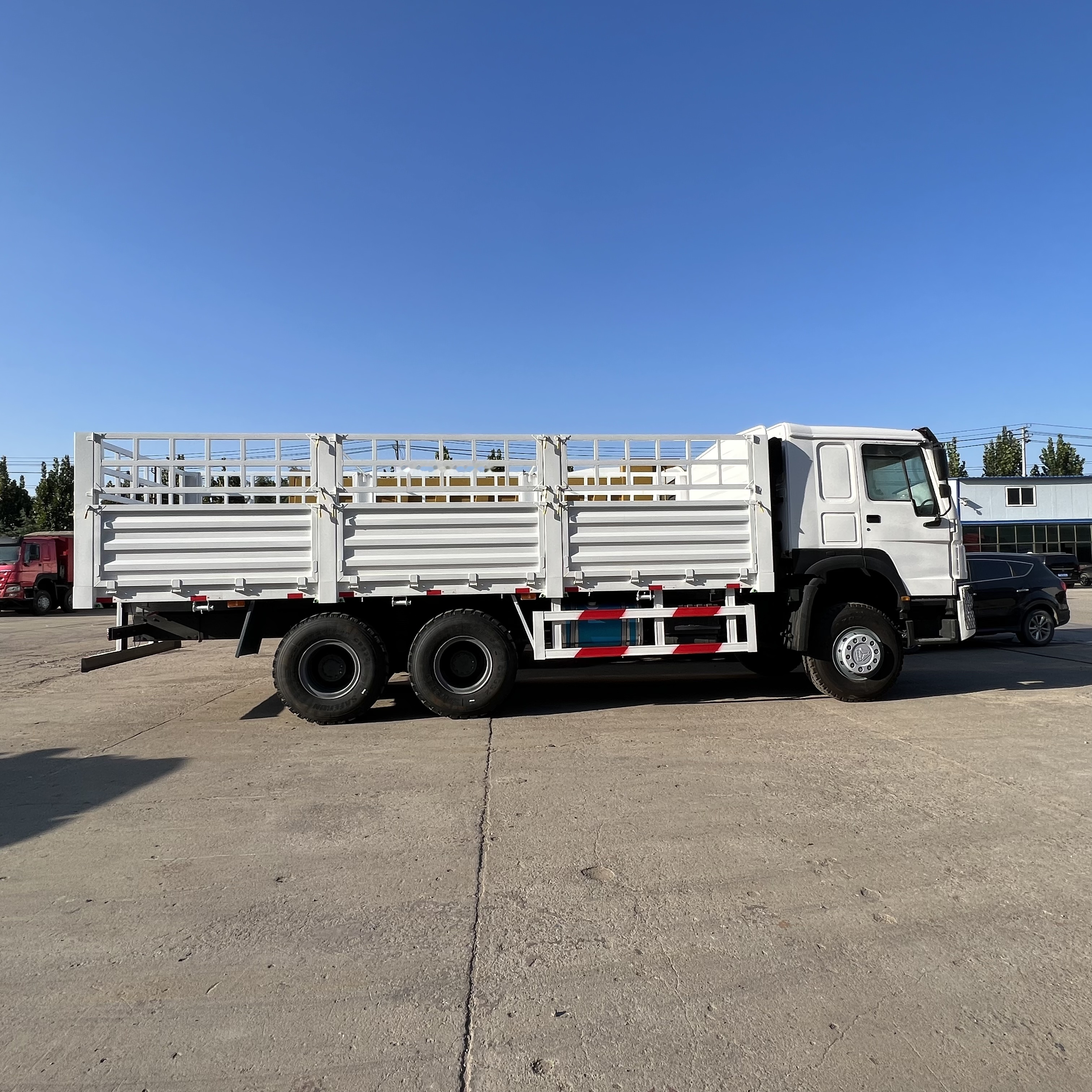Sinotruk HOWO 371 6*4 Fence truck - Kamion sa tovarnim sandukom: slika 5 Sinotruk HOWO 371 6*4 Fence truck - Kamion sa tovarnim sandukom: slika 5