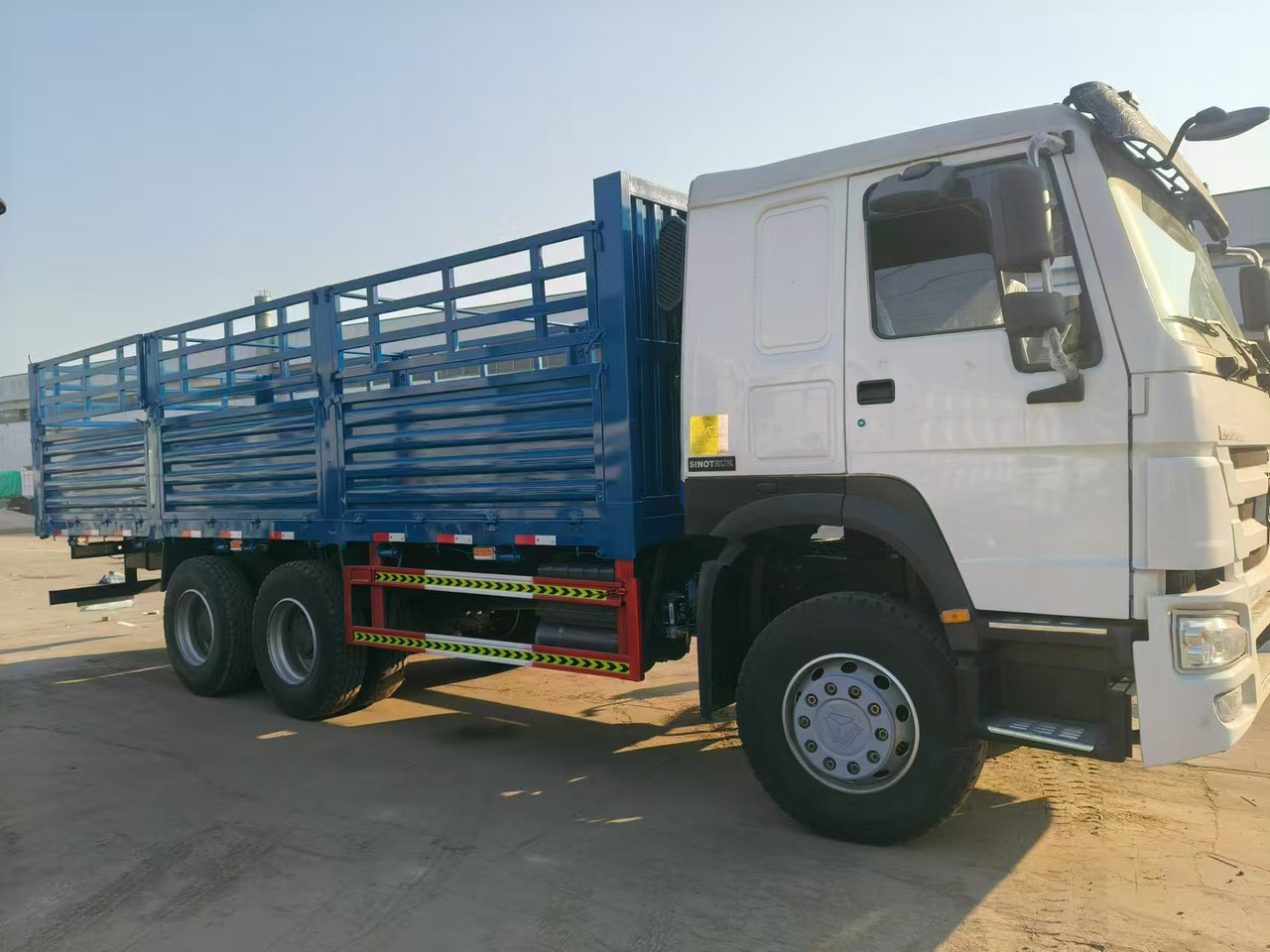 Sinotruk HOWO 371 6*4 Fence truck - Kamion sa tovarnim sandukom: slika 2 Sinotruk HOWO 371 6*4 Fence truck - Kamion sa tovarnim sandukom: slika 2