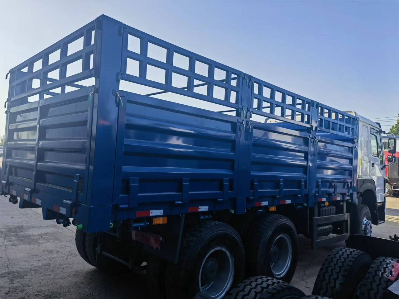 Kamion sa tovarnim sandukom Sinotruk HOWO 371 6*4 Fence truck: slika 8