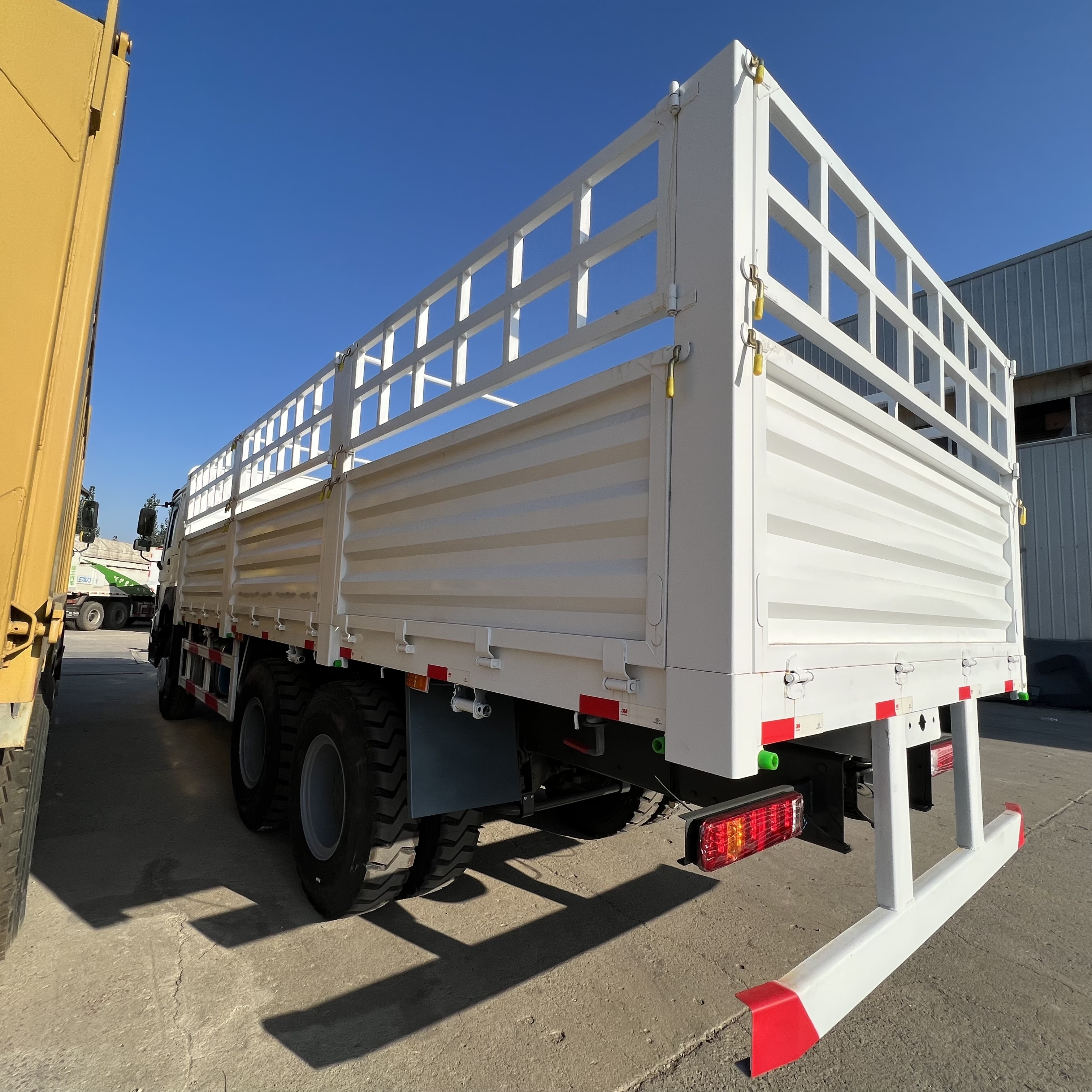 Sinotruk HOWO 371 6*4 Fence truck - Kamion sa tovarnim sandukom: slika 1 Sinotruk HOWO 371 6*4 Fence truck - Kamion sa tovarnim sandukom: slika 1
