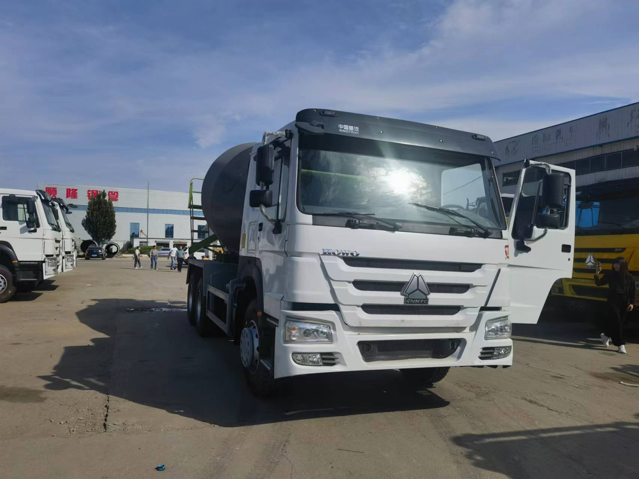 Sinotruk HOWO 6*4 Concrete mixer truck - Mikser za beton: slika 1 Sinotruk HOWO 6*4 Concrete mixer truck - Mikser za beton: slika 1