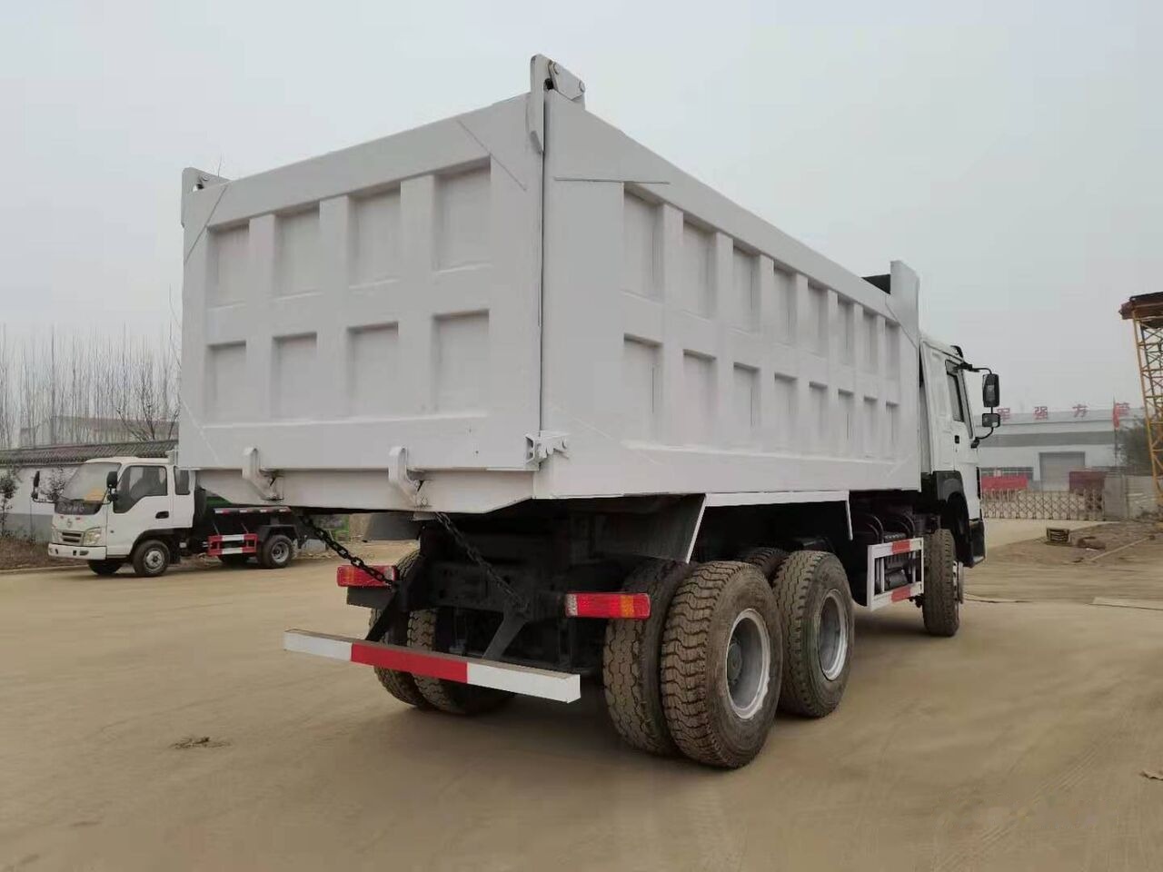 Sinotruk HOWO 6*4 Dump truck - Istovarivač: slika 2 Sinotruk HOWO 6*4 Dump truck - Istovarivač: slika 2