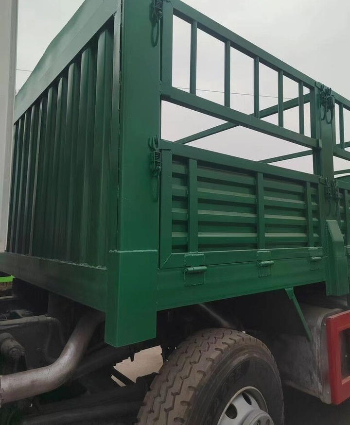 Kamion sa tovarnim sandukom Sinotruk HOWO 8*4 Fence Truck: slika 6