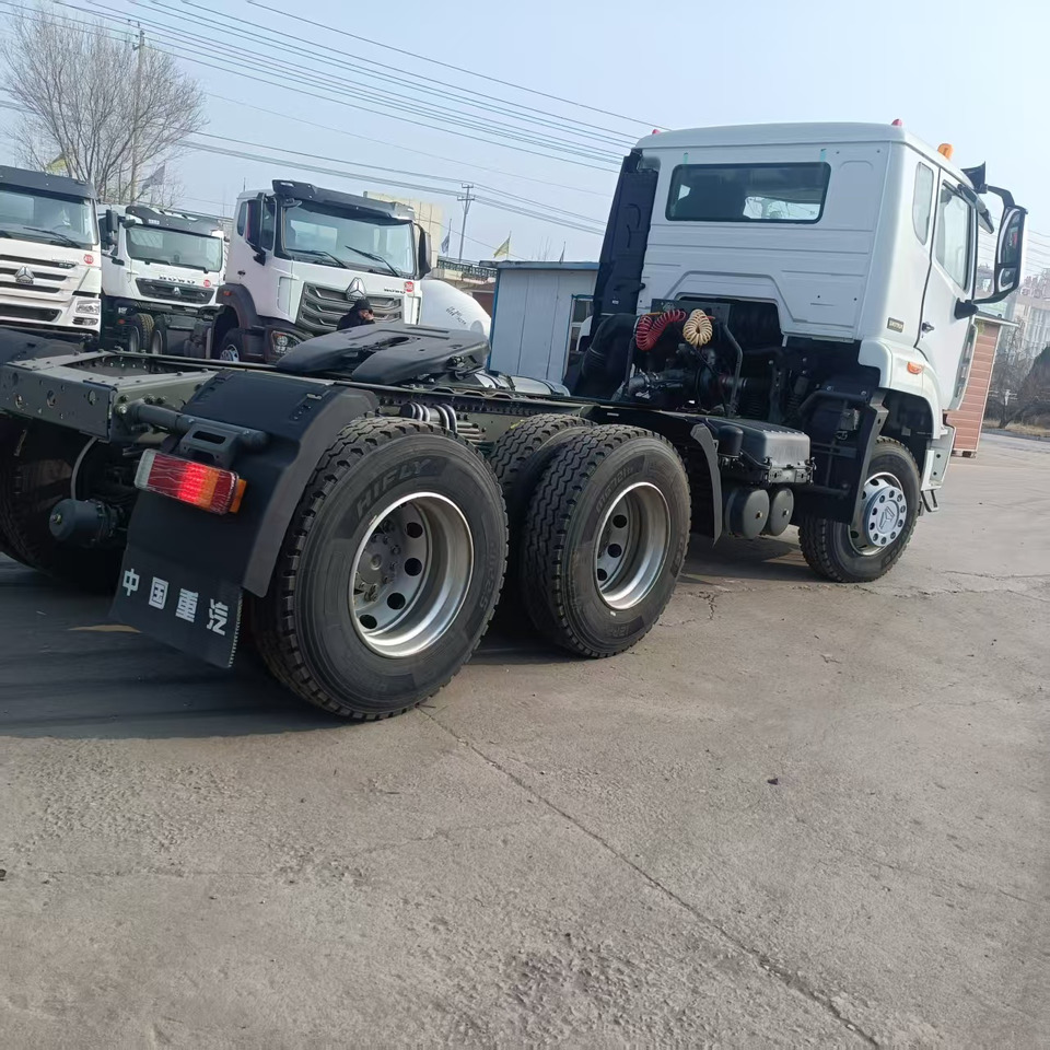 Tegljač Sinotruk HOHAN 6*4 Tractor: slika 9