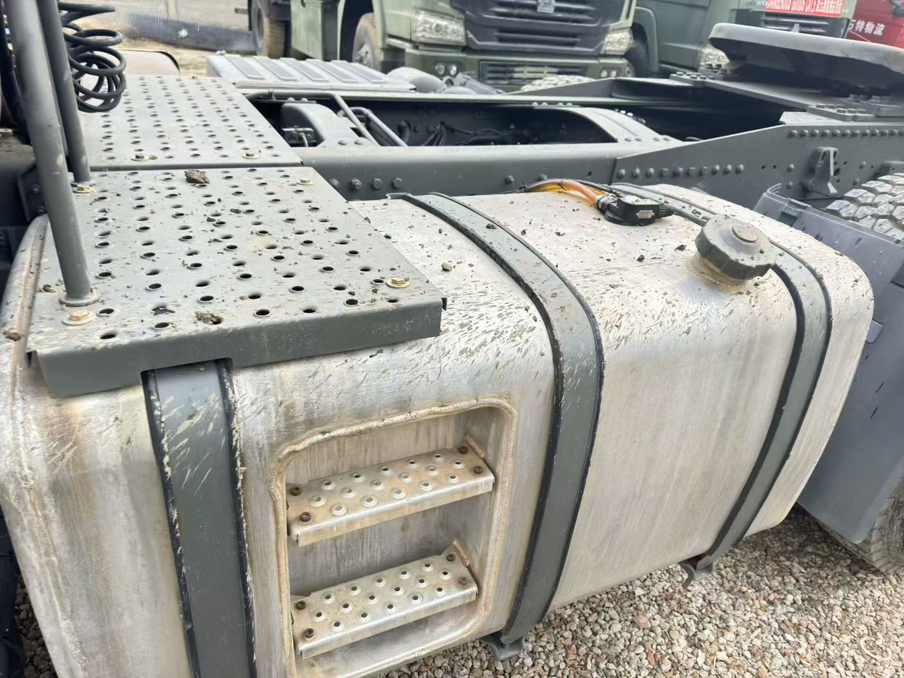 Sinotruk HOWO A7 - Tegljač: slika 2 Sinotruk HOWO A7 - Tegljač: slika 2