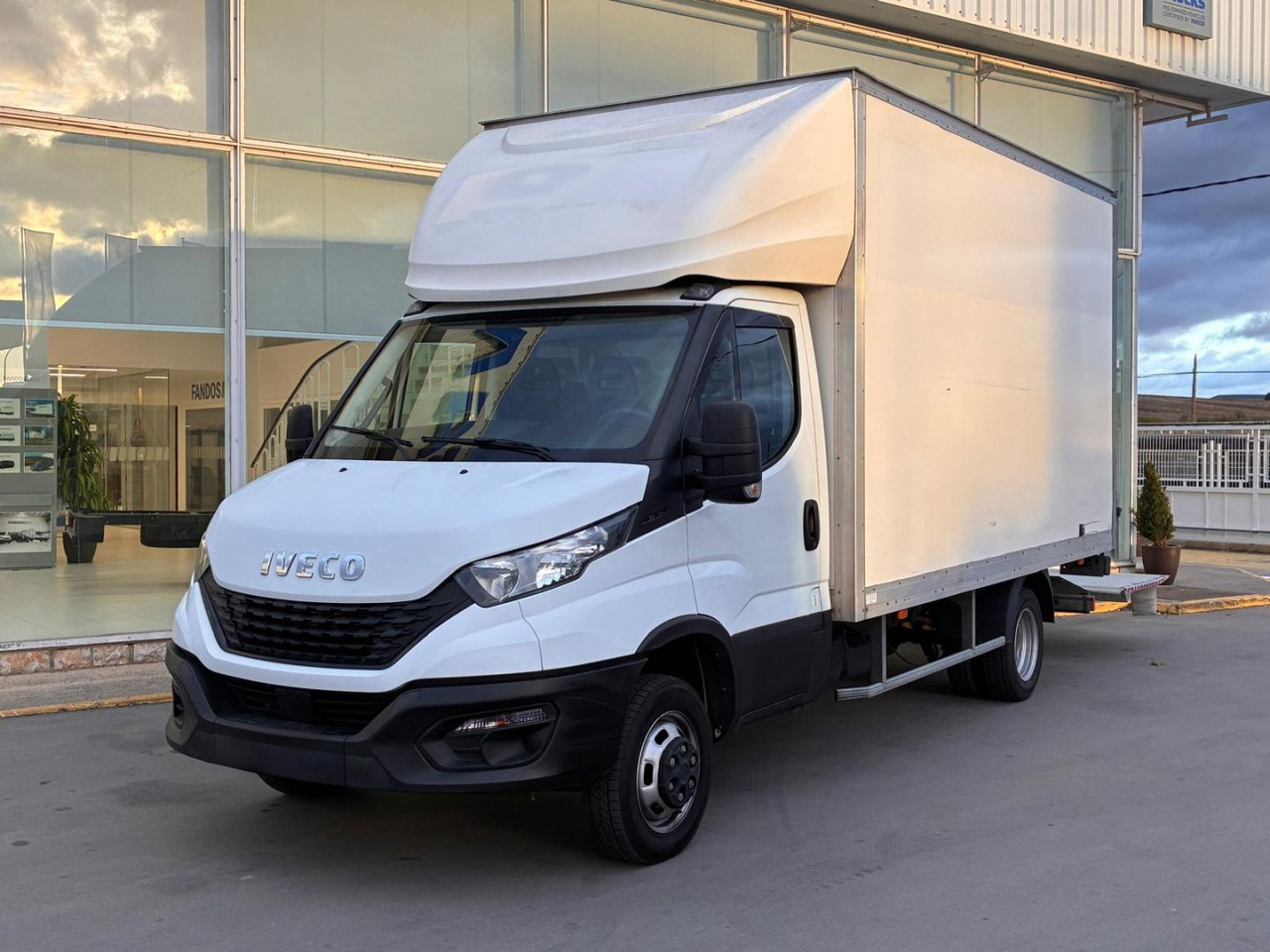 Caja cerrada IVECO 35C14 20m3 con puertas traseras y rampa elevadora - Dostavno vozilo sa zatvorenim sandukom: slika 1 Caja cerrada IVECO 35C14 20m3 con puertas traseras y rampa elevadora - Dostavno vozilo sa zatvorenim sandukom: slika 1