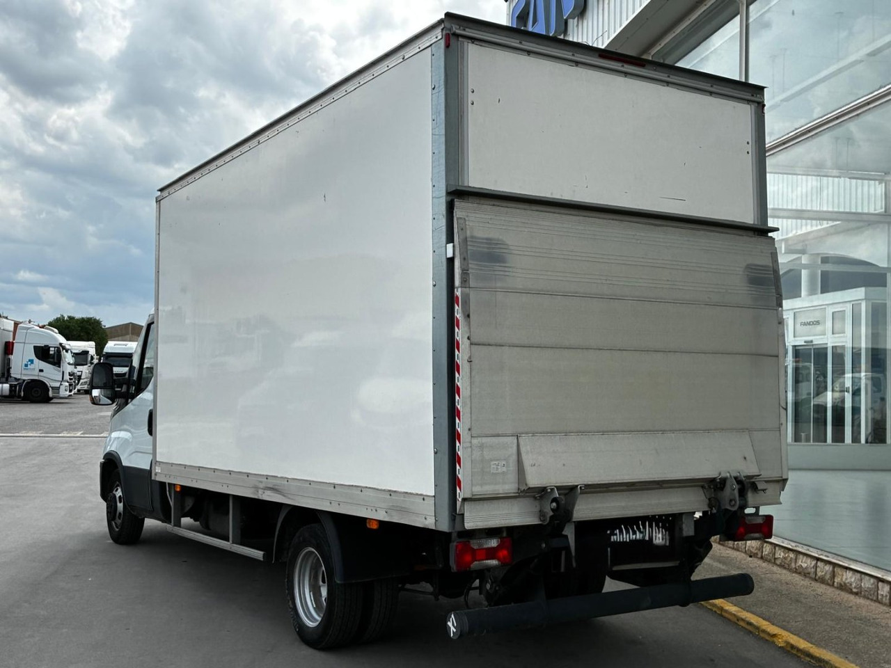 Caja cerrada IVECO 35C16 20m3 - Dostavno vozilo sa zatvorenim sandukom: slika 4 Caja cerrada IVECO 35C16 20m3 - Dostavno vozilo sa zatvorenim sandukom: slika 4