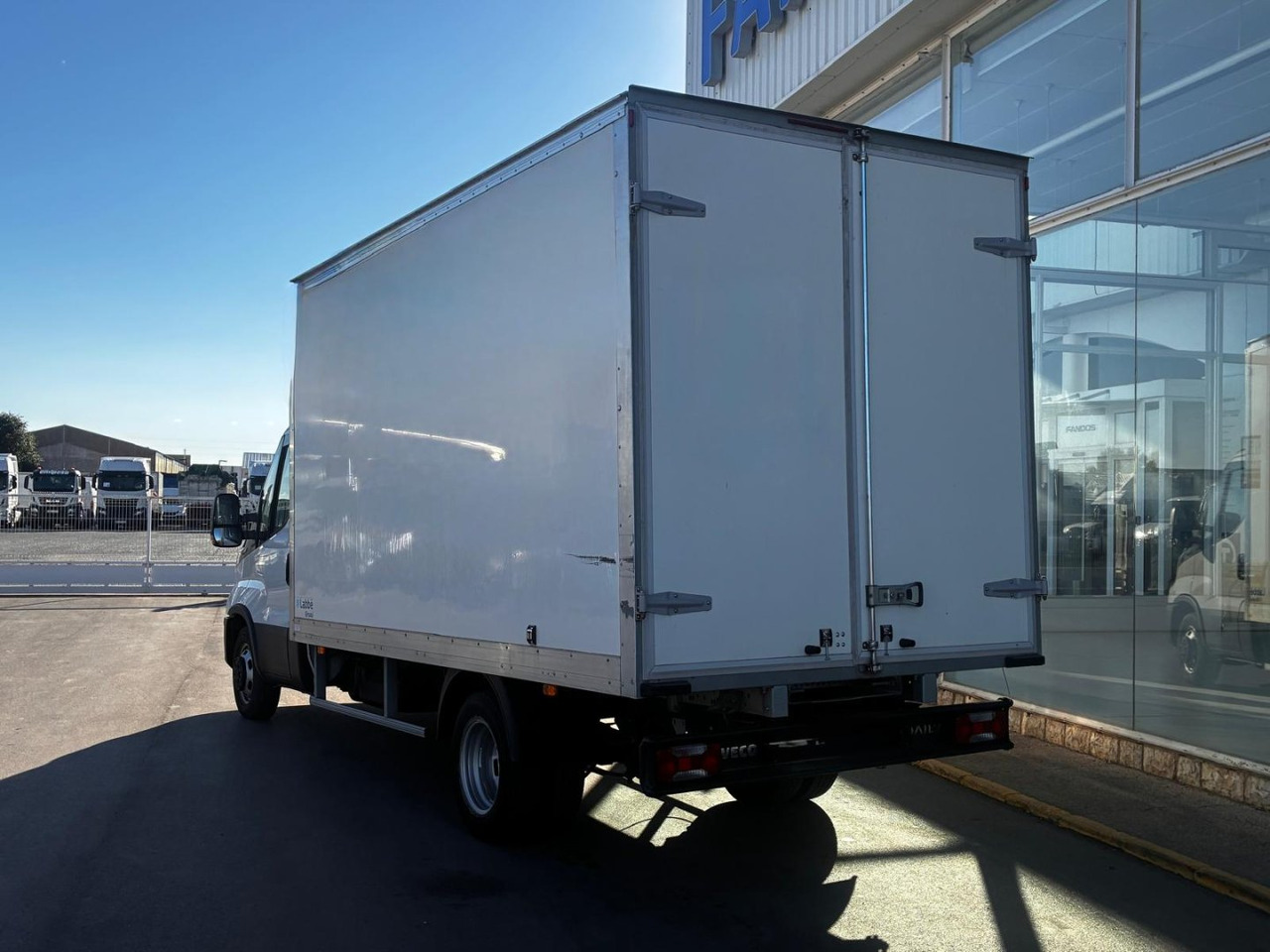 Caja cerrada IVECO 35C16 20m3 con puertas traseras - Dostavno vozilo sa zatvorenim sandukom: slika 4 Caja cerrada IVECO 35C16 20m3 con puertas traseras - Dostavno vozilo sa zatvorenim sandukom: slika 4