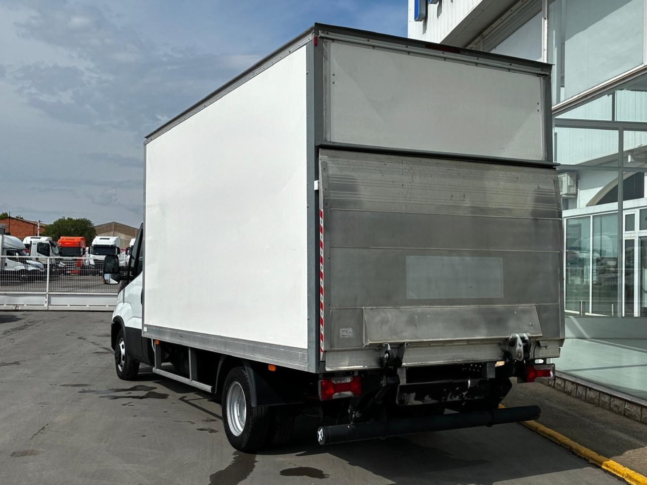 Caja cerrada IVECO 35C16 3.0 20m3 - Dostavno vozilo sa zatvorenim sandukom: slika 4 Caja cerrada IVECO 35C16 3.0 20m3 - Dostavno vozilo sa zatvorenim sandukom: slika 4