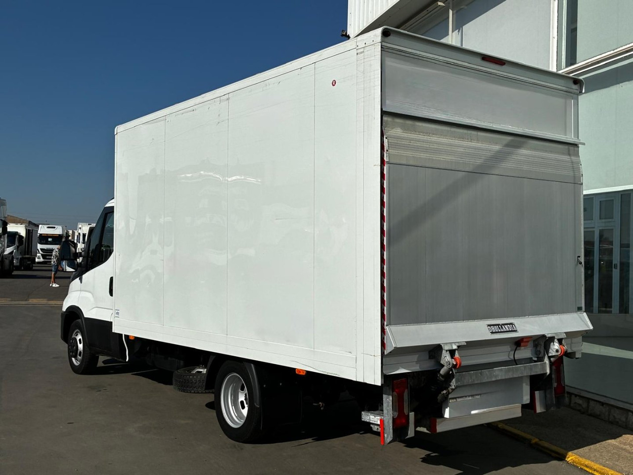 Caja cerrada con plataforma elevadora IVECO 35C14 20m3 - Dostavno vozilo sa zatvorenim sandukom: slika 4 Caja cerrada con plataforma elevadora IVECO 35C14 20m3 - Dostavno vozilo sa zatvorenim sandukom: slika 4