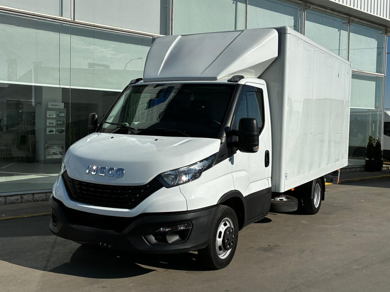 Caja cerrada con plataforma elevadora IVECO 35C14 20m3 - Dostavno vozilo sa zatvorenim sandukom: slika 1 Caja cerrada con plataforma elevadora IVECO 35C14 20m3 - Dostavno vozilo sa zatvorenim sandukom: slika 1