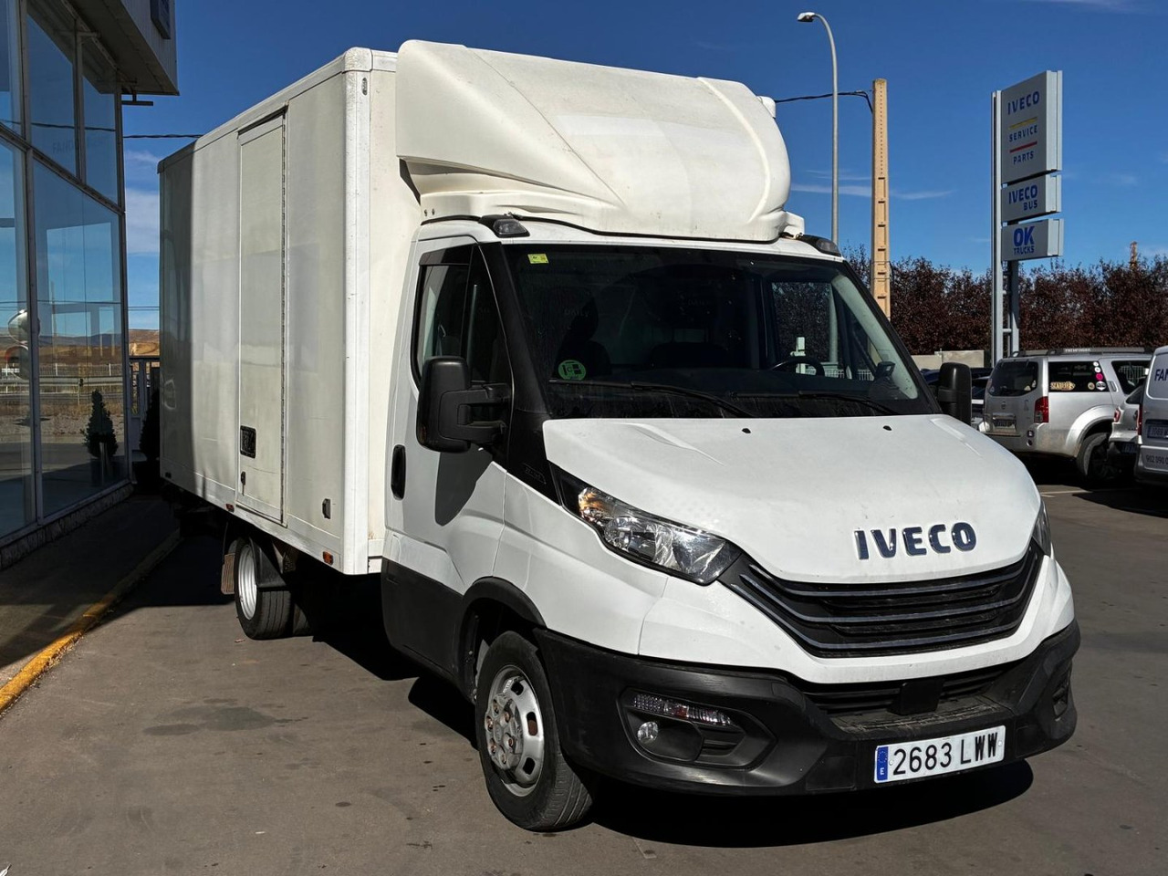 Caja cerrada con plataforma elevadora IVECO 35C14 20m3 con puerta lateral - Dostavno vozilo sa zatvorenim sandukom: slika 3 Caja cerrada con plataforma elevadora IVECO 35C14 20m3 con puerta lateral - Dostavno vozilo sa zatvorenim sandukom: slika 3
