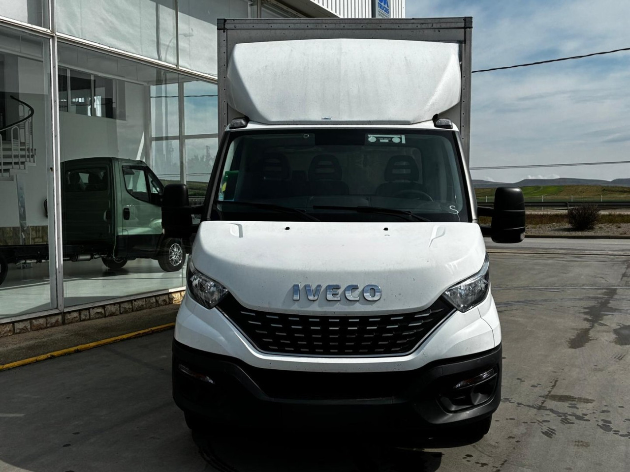 Caja cerrada con plataforma elevadora IVECO 35C16 20m3 Automática - Dostavno vozilo sa zatvorenim sandukom: slika 2 Caja cerrada con plataforma elevadora IVECO 35C16 20m3 Automática - Dostavno vozilo sa zatvorenim sandukom: slika 2