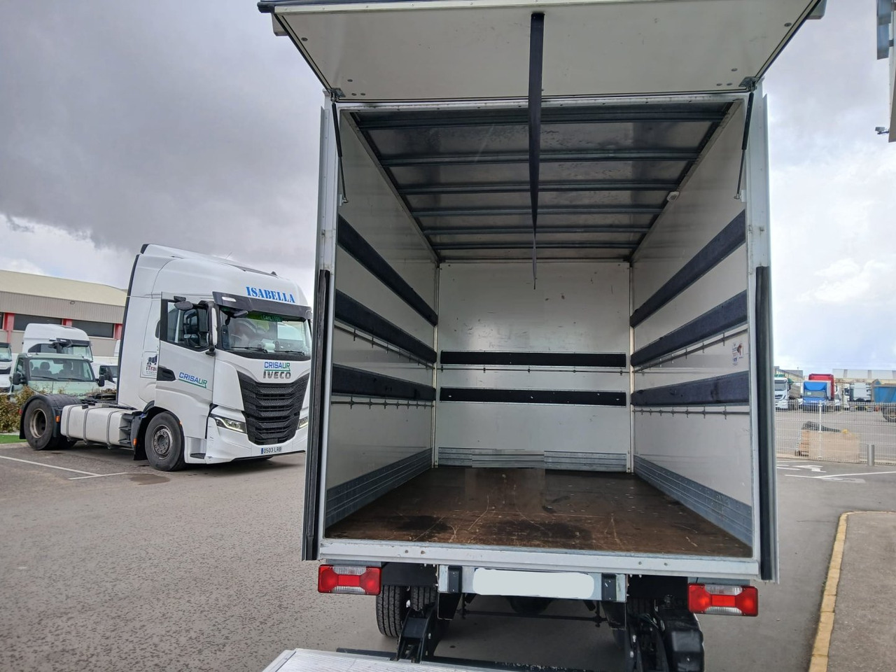 Caja cerrada con plataforma elevadora IVECO 35C16 20m3 Automática - Dostavno vozilo sa zatvorenim sandukom: slika 5 Caja cerrada con plataforma elevadora IVECO 35C16 20m3 Automática - Dostavno vozilo sa zatvorenim sandukom: slika 5