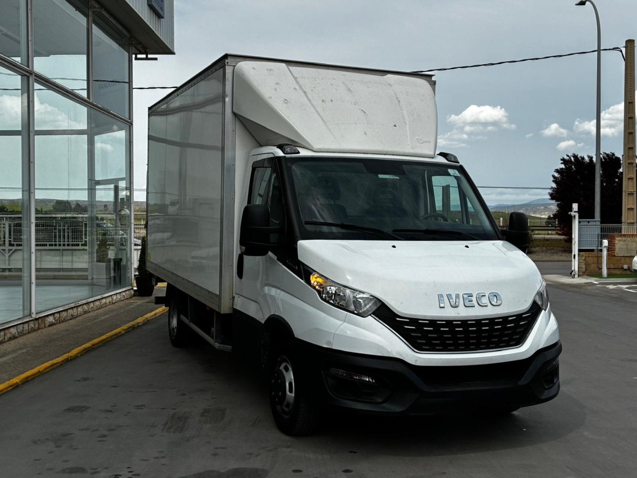 Caja cerrada con plataforma elevadora IVECO 35C16 20m3 Automática - Dostavno vozilo sa zatvorenim sandukom: slika 3 Caja cerrada con plataforma elevadora IVECO 35C16 20m3 Automática - Dostavno vozilo sa zatvorenim sandukom: slika 3