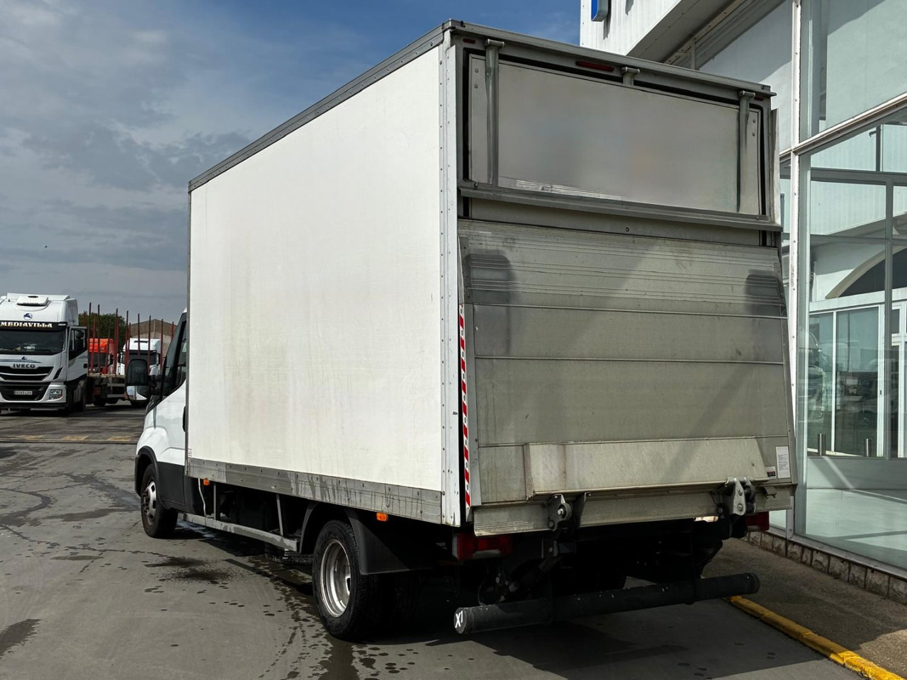 Caja cerrada con plataforma elevadora IVECO 35C16 20m3 Automática - Dostavno vozilo sa zatvorenim sandukom: slika 4 Caja cerrada con plataforma elevadora IVECO 35C16 20m3 Automática - Dostavno vozilo sa zatvorenim sandukom: slika 4