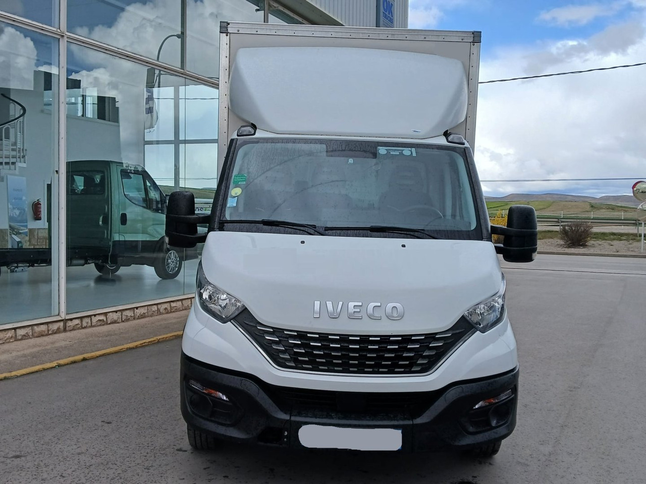 Caja cerrada con plataforma elevadora IVECO 35C16 20m3 Automática - Dostavno vozilo sa zatvorenim sandukom: slika 2 Caja cerrada con plataforma elevadora IVECO 35C16 20m3 Automática - Dostavno vozilo sa zatvorenim sandukom: slika 2
