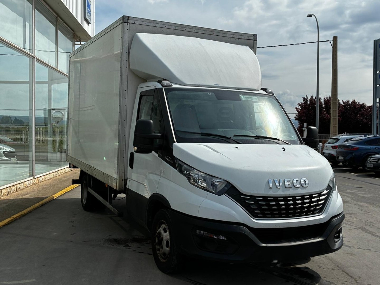 Caja cerrada con plataforma elevadora IVECO 35C16 20m3 Automática - Dostavno vozilo sa zatvorenim sandukom: slika 3 Caja cerrada con plataforma elevadora IVECO 35C16 20m3 Automática - Dostavno vozilo sa zatvorenim sandukom: slika 3