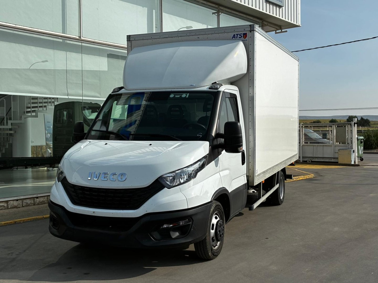 Caja cerrada con plataforma elevadora IVECO 35C16 20m3 - Dostavno vozilo sa zatvorenim sandukom: slika 1 Caja cerrada con plataforma elevadora IVECO 35C16 20m3 - Dostavno vozilo sa zatvorenim sandukom: slika 1