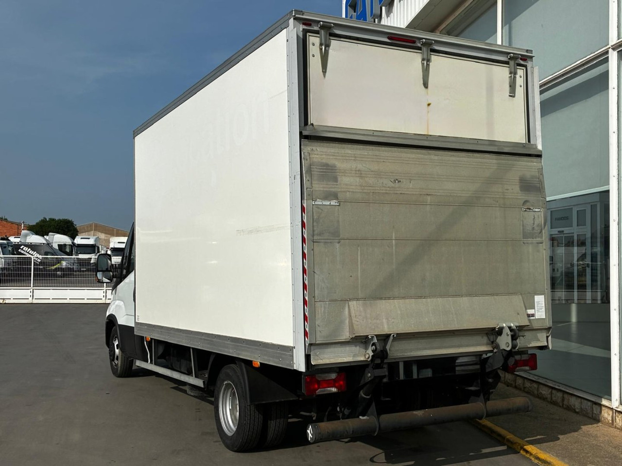 Caja cerrada con plataforma elevadora IVECO 35C16 20m3 - Dostavno vozilo sa zatvorenim sandukom: slika 4 Caja cerrada con plataforma elevadora IVECO 35C16 20m3 - Dostavno vozilo sa zatvorenim sandukom: slika 4