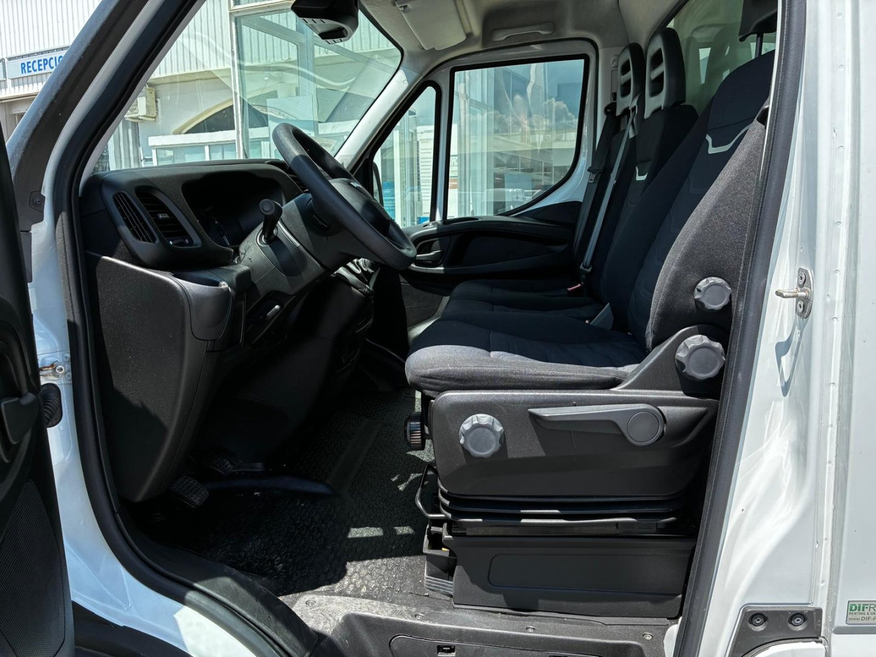Caja cerrada con plataforma elevadora IVECO 35C16 20m3 - Dostavno vozilo sa zatvorenim sandukom: slika 5 Caja cerrada con plataforma elevadora IVECO 35C16 20m3 - Dostavno vozilo sa zatvorenim sandukom: slika 5