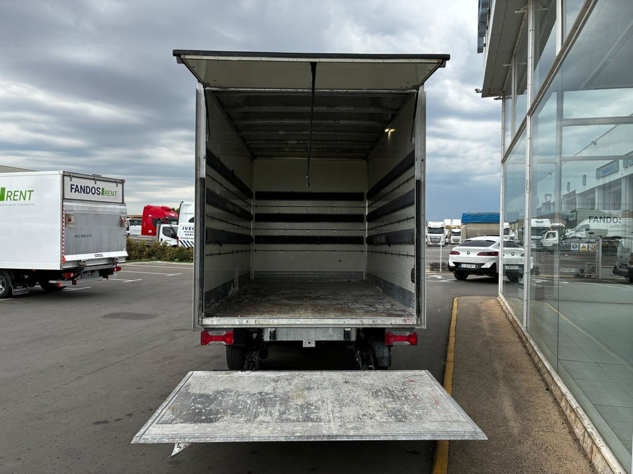 Caja cerrada con plataforma elevadora IVECO 35C16 20m3 - Dostavno vozilo sa zatvorenim sandukom: slika 4 Caja cerrada con plataforma elevadora IVECO 35C16 20m3 - Dostavno vozilo sa zatvorenim sandukom: slika 4