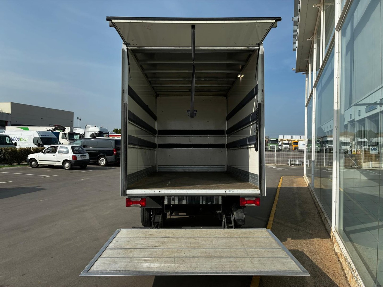 Caja cerrada con plataforma elevadora IVECO 35C16 20m3 - Dostavno vozilo sa zatvorenim sandukom: slika 5 Caja cerrada con plataforma elevadora IVECO 35C16 20m3 - Dostavno vozilo sa zatvorenim sandukom: slika 5