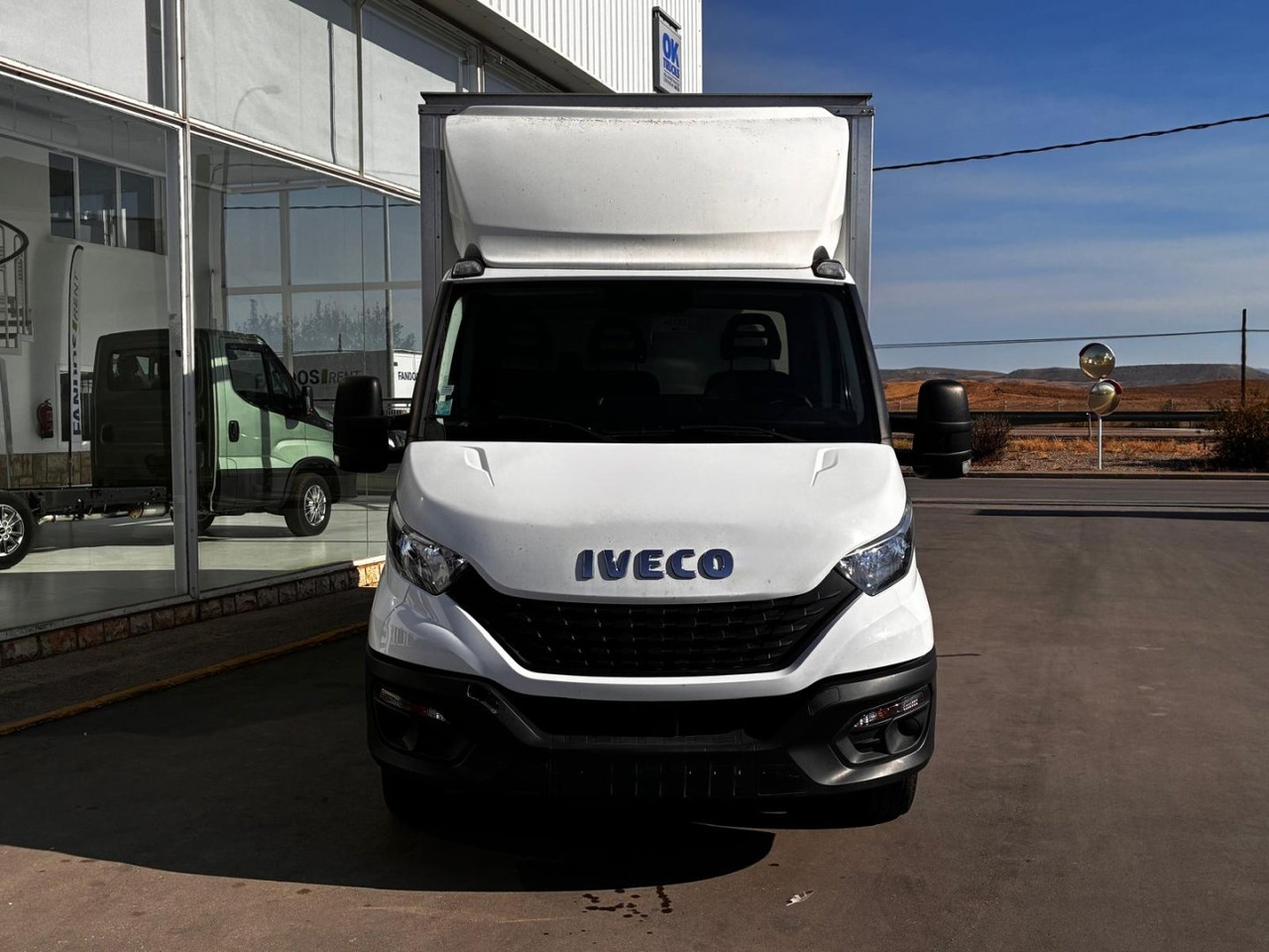 Caja cerrada con plataforma elevadora IVECO 35C16 20m3 - Dostavno vozilo sa zatvorenim sandukom: slika 2 Caja cerrada con plataforma elevadora IVECO 35C16 20m3 - Dostavno vozilo sa zatvorenim sandukom: slika 2