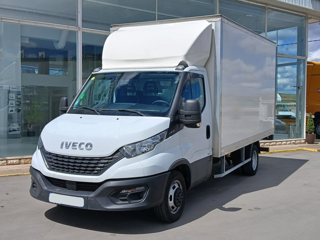 Caja cerrada con plataforma elevadora IVECO 35C16 20m3 - Dostavno vozilo sa zatvorenim sandukom: slika 1 Caja cerrada con plataforma elevadora IVECO 35C16 20m3 - Dostavno vozilo sa zatvorenim sandukom: slika 1