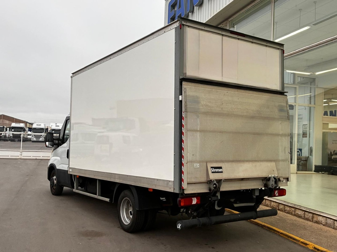 Caja cerrada con plataforma elevadora IVECO 35C16 3.0 20m3 - Dostavno vozilo sa zatvorenim sandukom: slika 4 Caja cerrada con plataforma elevadora IVECO 35C16 3.0 20m3 - Dostavno vozilo sa zatvorenim sandukom: slika 4