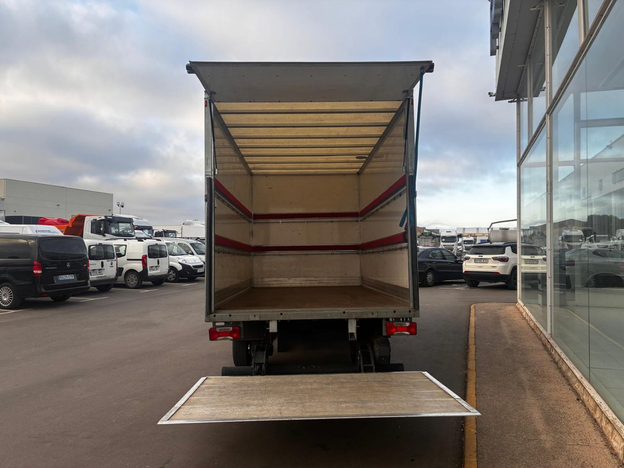 Caja cerrada con plataforma elevadora IVECO 35C16 3.0 20m3 - Dostavno vozilo sa zatvorenim sandukom: slika 5 Caja cerrada con plataforma elevadora IVECO 35C16 3.0 20m3 - Dostavno vozilo sa zatvorenim sandukom: slika 5