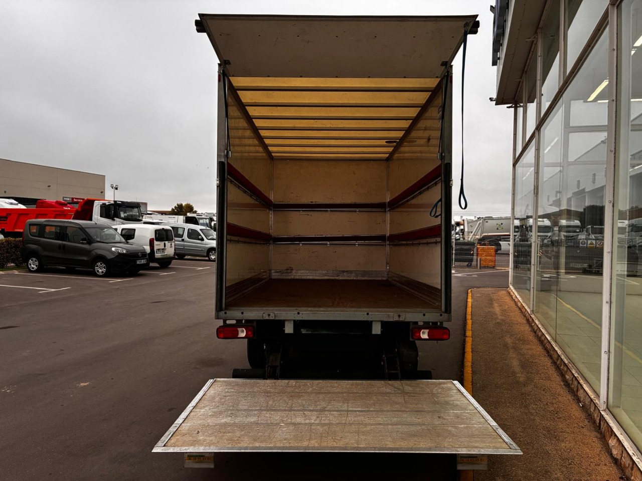 Caja cerrada con plataforma elevadora IVECO 35C16 3.0 20m3 - Dostavno vozilo sa zatvorenim sandukom: slika 5 Caja cerrada con plataforma elevadora IVECO 35C16 3.0 20m3 - Dostavno vozilo sa zatvorenim sandukom: slika 5