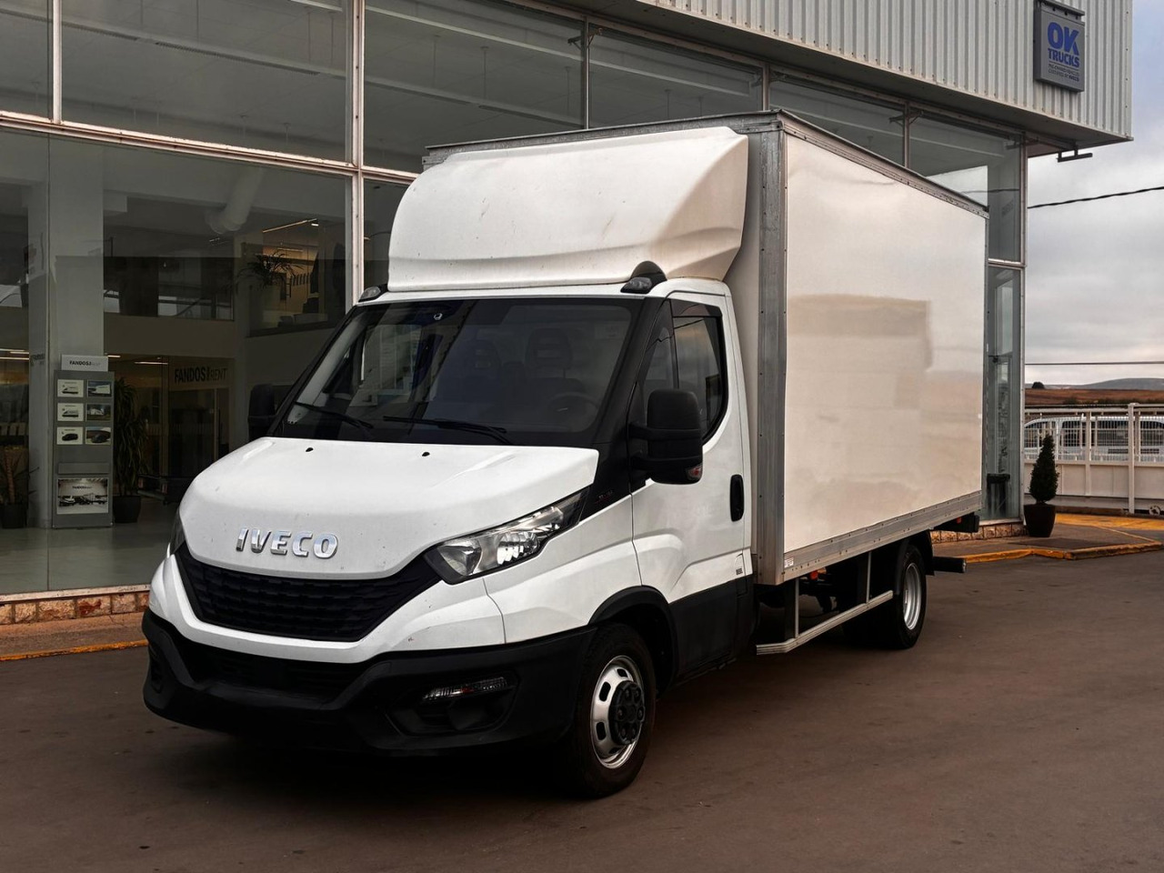 Caja cerrada con plataforma elevadora IVECO 35C16 3.0 20m3 - Dostavno vozilo sa zatvorenim sandukom: slika 1 Caja cerrada con plataforma elevadora IVECO 35C16 3.0 20m3 - Dostavno vozilo sa zatvorenim sandukom: slika 1