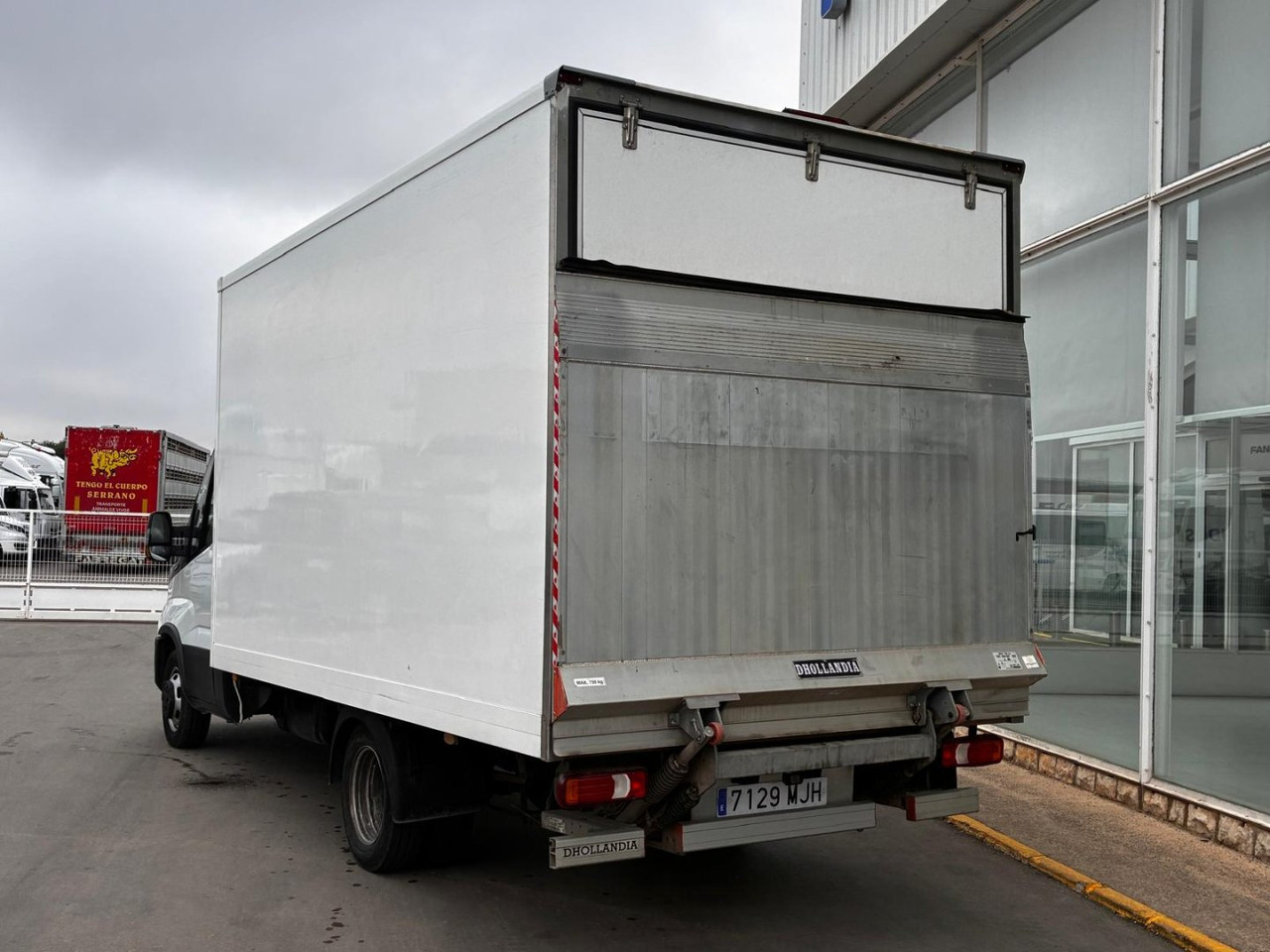 Caja cerrada con plataforma elevadora IVECO 35C16 3.0 20m3 con puerta lateral - Dostavno vozilo sa zatvorenim sandukom: slika 4 Caja cerrada con plataforma elevadora IVECO 35C16 3.0 20m3 con puerta lateral - Dostavno vozilo sa zatvorenim sandukom: slika 4