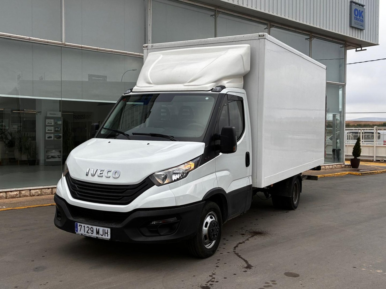 Caja cerrada con plataforma elevadora IVECO 35C16 3.0 20m3 con puerta lateral - Dostavno vozilo sa zatvorenim sandukom: slika 1 Caja cerrada con plataforma elevadora IVECO 35C16 3.0 20m3 con puerta lateral - Dostavno vozilo sa zatvorenim sandukom: slika 1