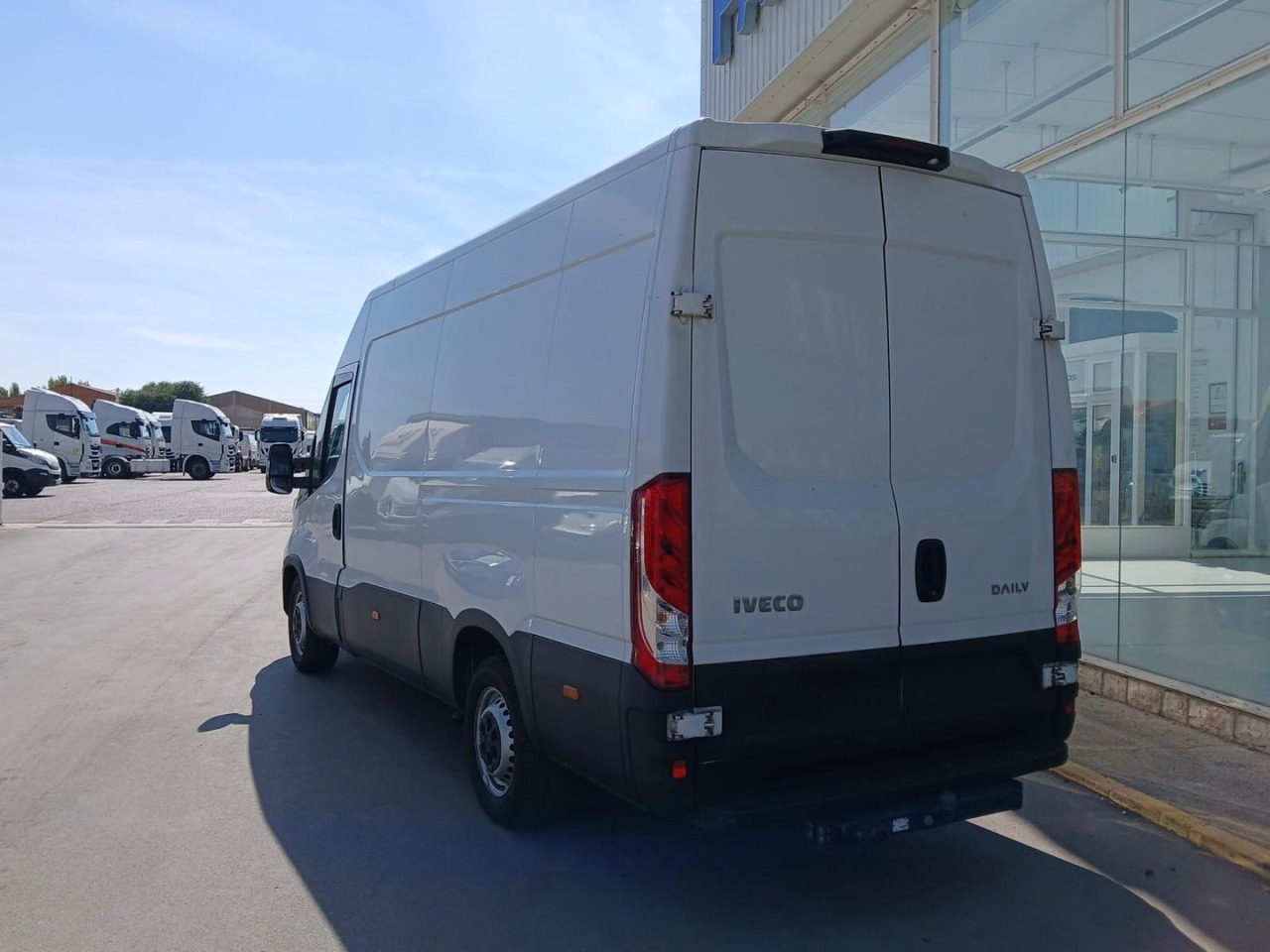 Furgón IVECO 35S16 V 12m3 - Furgon: slika 4 Furgón IVECO 35S16 V 12m3 - Furgon: slika 4