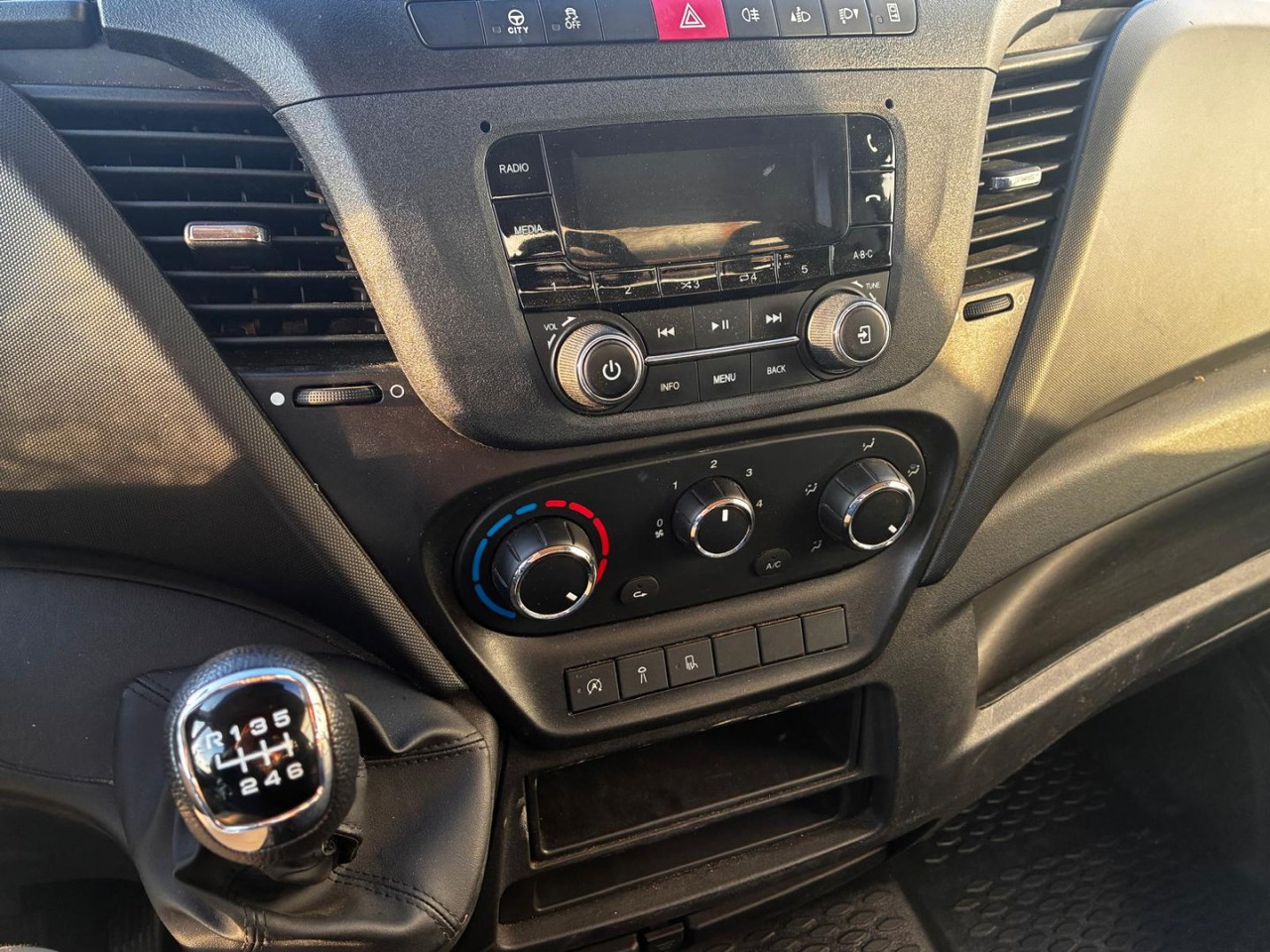 Dostavno vozilo istovarivač Volquete/Dumper IVECO 35C14 CAJA BASCULANTE: slika 10