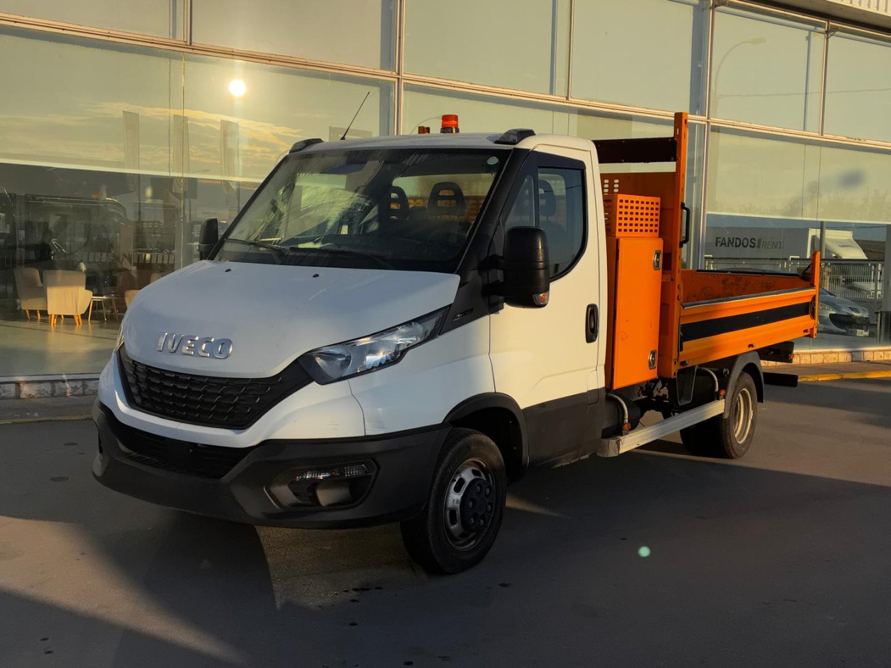Volquete/Dumper IVECO 35C14 CAJA BASCULANTE - Dostavno vozilo istovarivač: slika 1 Volquete/Dumper IVECO 35C14 CAJA BASCULANTE - Dostavno vozilo istovarivač: slika 1