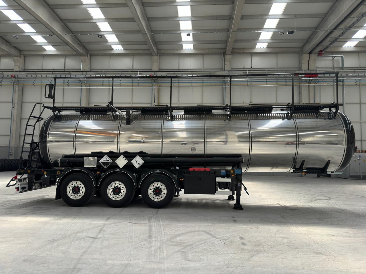NURSAN Stainless Steel L4BH Tanker - Poluprikolica cisterna: slika 1 NURSAN Stainless Steel L4BH Tanker - Poluprikolica cisterna: slika 1