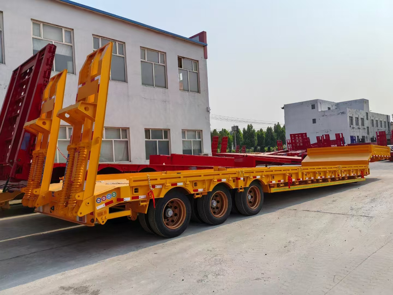 13M Low Bed Semi Trailer | 3 Axles | Heavy Duty Lowboy for Construction Machinery Transport - Niska poluprikolica za prevoz: slika 2 13M Low Bed Semi Trailer | 3 Axles | Heavy Duty Lowboy for Construction Machinery Transport - Niska poluprikolica za prevoz: slika 2
