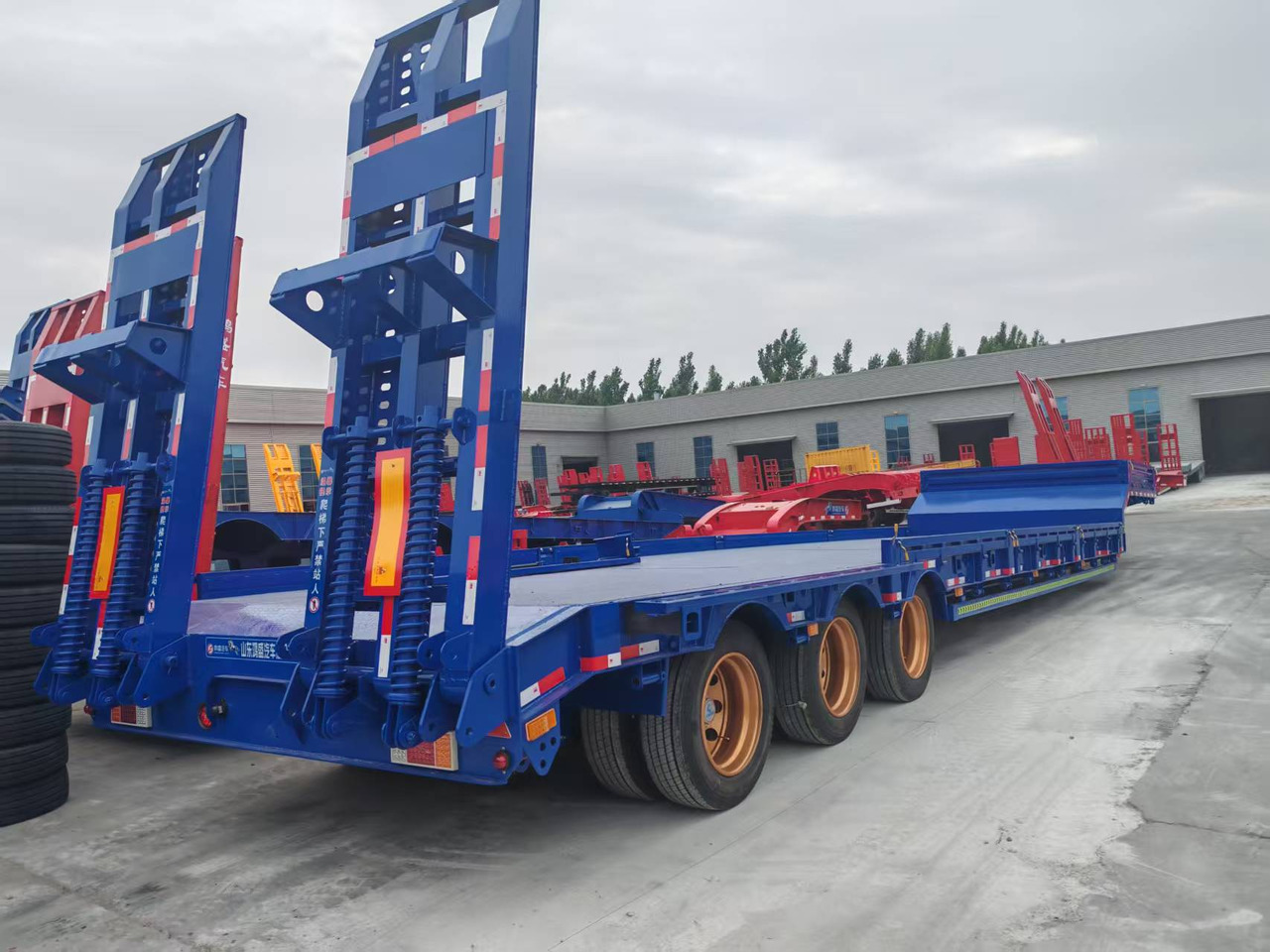 13M Low Bed Semi Trailer | 3 Axles | Heavy Duty Lowboy for Construction Machinery Transport - Niska poluprikolica za prevoz: slika 1 13M Low Bed Semi Trailer | 3 Axles | Heavy Duty Lowboy for Construction Machinery Transport - Niska poluprikolica za prevoz: slika 1
