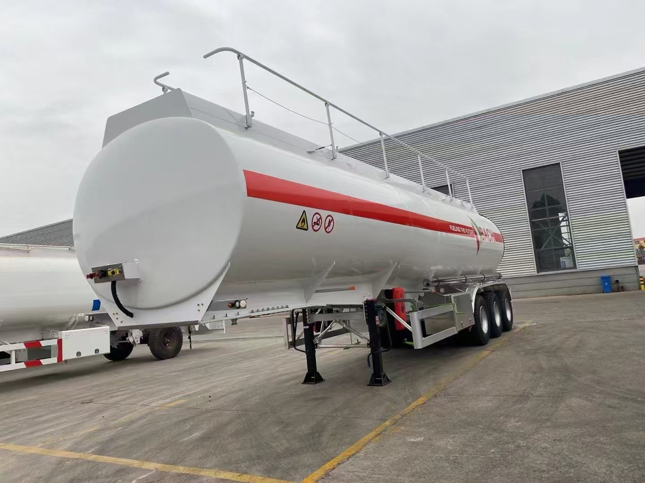 30,000–60,000 Liters Single or Multiple Compartments Customizable tank trailers available - Poluprikolica cisterna: slika 1 30,000–60,000 Liters Single or Multiple Compartments Customizable tank trailers available - Poluprikolica cisterna: slika 1