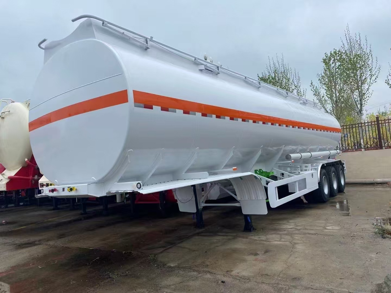 30,000–60,000 Liters Single or Multiple Compartments Customizable tank trailers available - Poluprikolica cisterna: slika 3 30,000–60,000 Liters Single or Multiple Compartments Customizable tank trailers available - Poluprikolica cisterna: slika 3