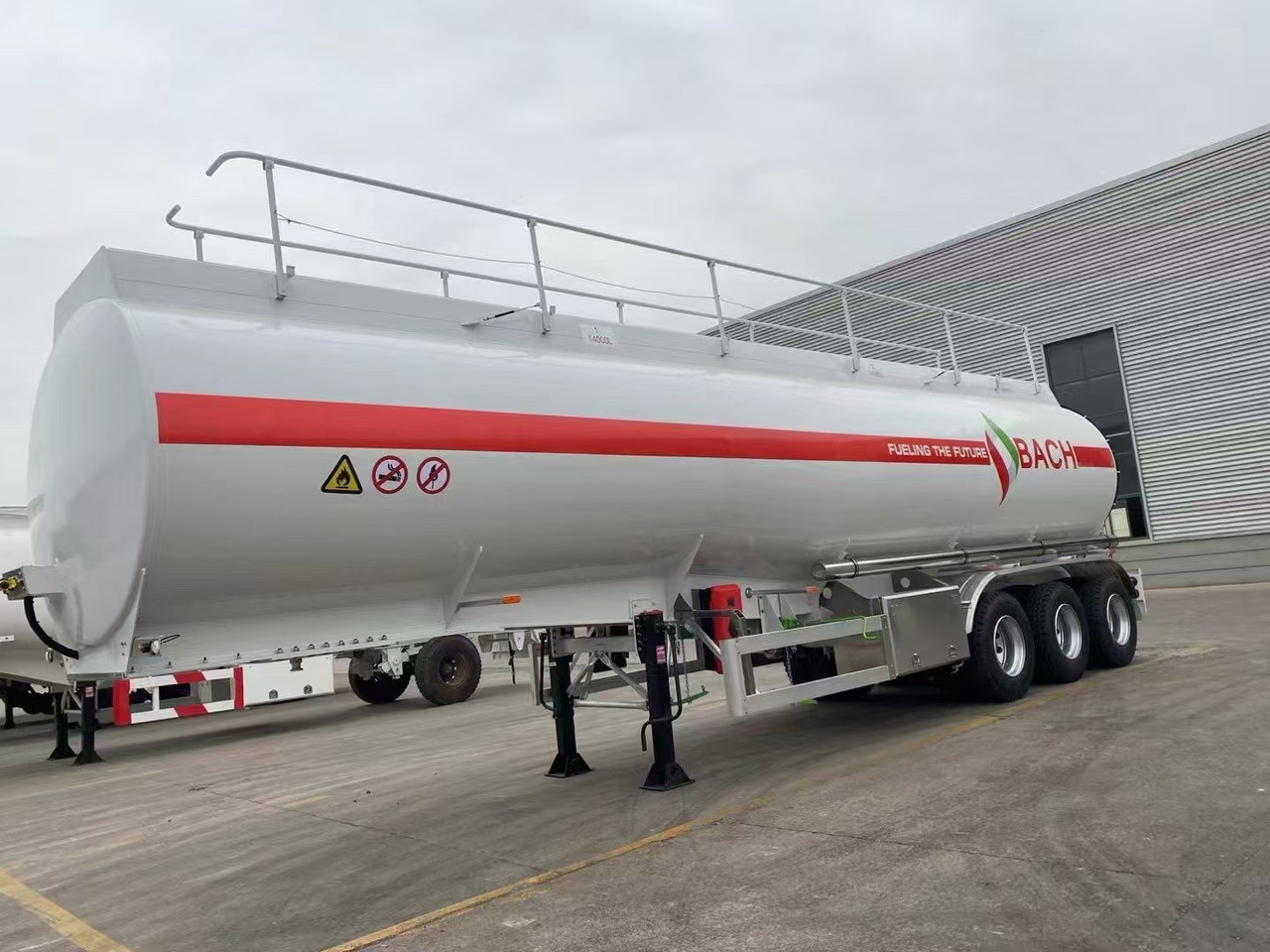 30,000–60,000 Liters Single or Multiple Compartments Customizable tank trailers available - Poluprikolica cisterna: slika 2 30,000–60,000 Liters Single or Multiple Compartments Customizable tank trailers available - Poluprikolica cisterna: slika 2