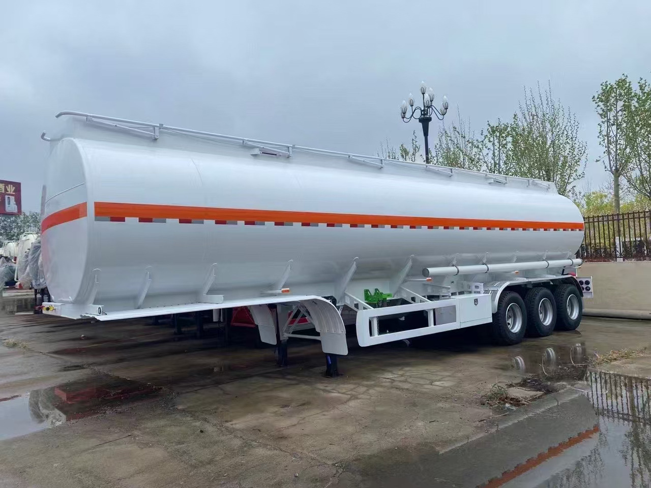 30,000–60,000 Liters Single or Multiple Compartments Customizable tank trailers available - Poluprikolica cisterna: slika 5 30,000–60,000 Liters Single or Multiple Compartments Customizable tank trailers available - Poluprikolica cisterna: slika 5