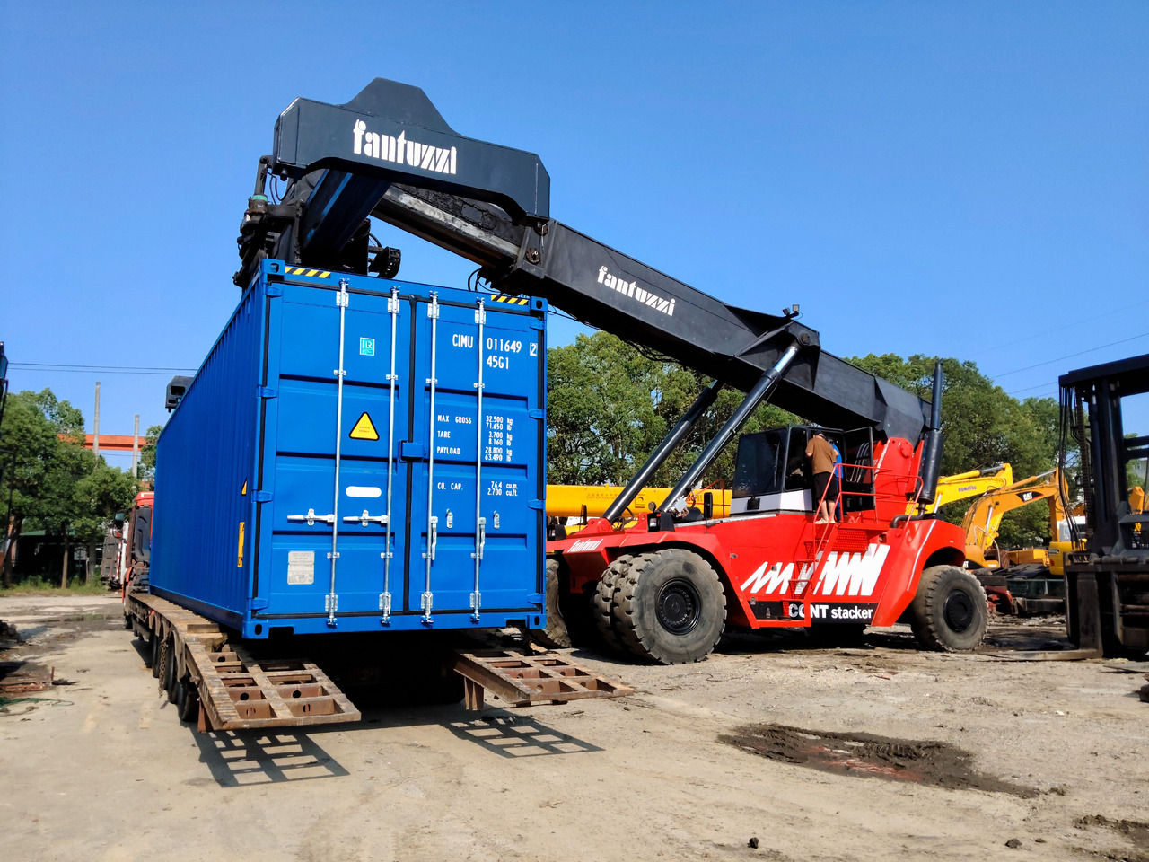 FANTUZZI CS45KM 45 TON REACH STACKER - Dizalica za kontejnere: slika 3 FANTUZZI CS45KM 45 TON REACH STACKER - Dizalica za kontejnere: slika 3