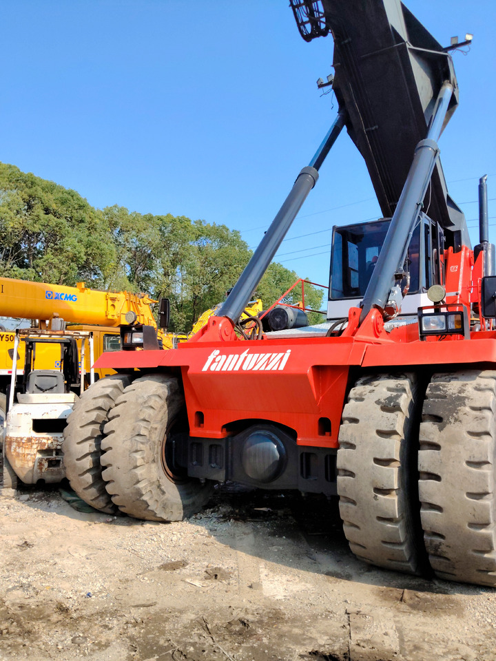 FANTUZZI CS45KM 45 TON REACH STACKER - Dizalica za kontejnere: slika 5 FANTUZZI CS45KM 45 TON REACH STACKER - Dizalica za kontejnere: slika 5