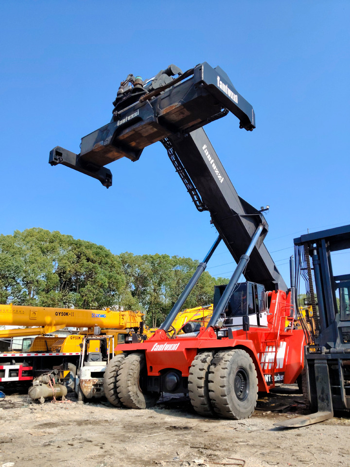 FANTUZZI CS45KM 45 TON REACH STACKER - Dizalica za kontejnere: slika 4 FANTUZZI CS45KM 45 TON REACH STACKER - Dizalica za kontejnere: slika 4